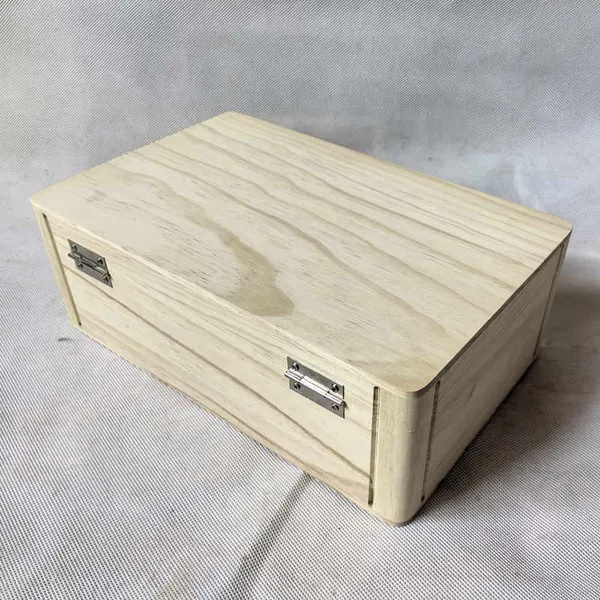 Hinged lid pine box